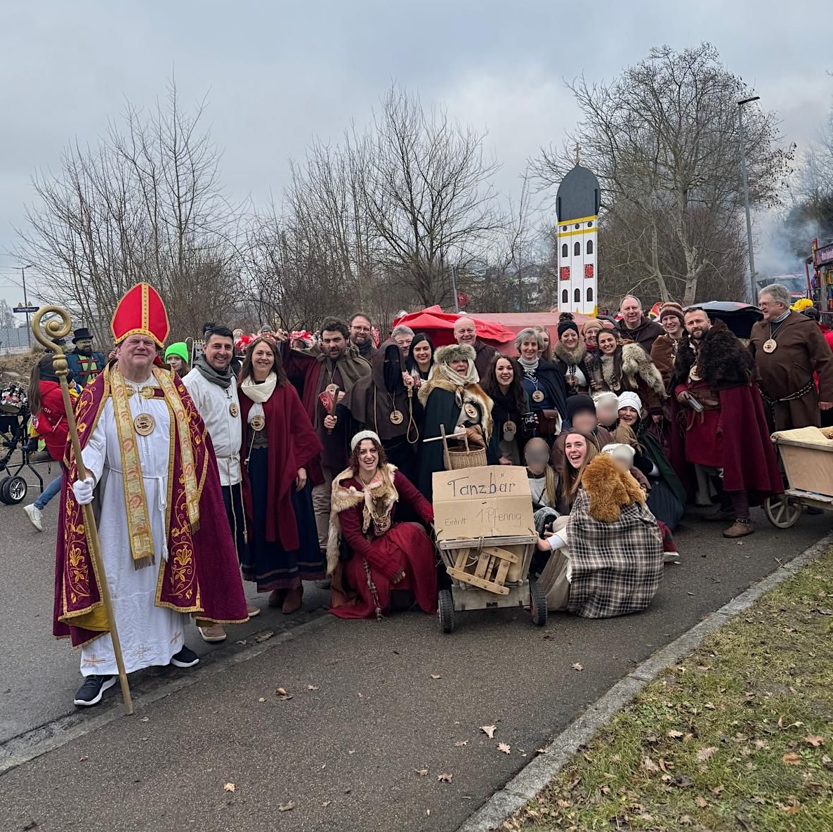 Beim Faschingsumzug in Höchstädt waren wir als bunte Truppe dabei