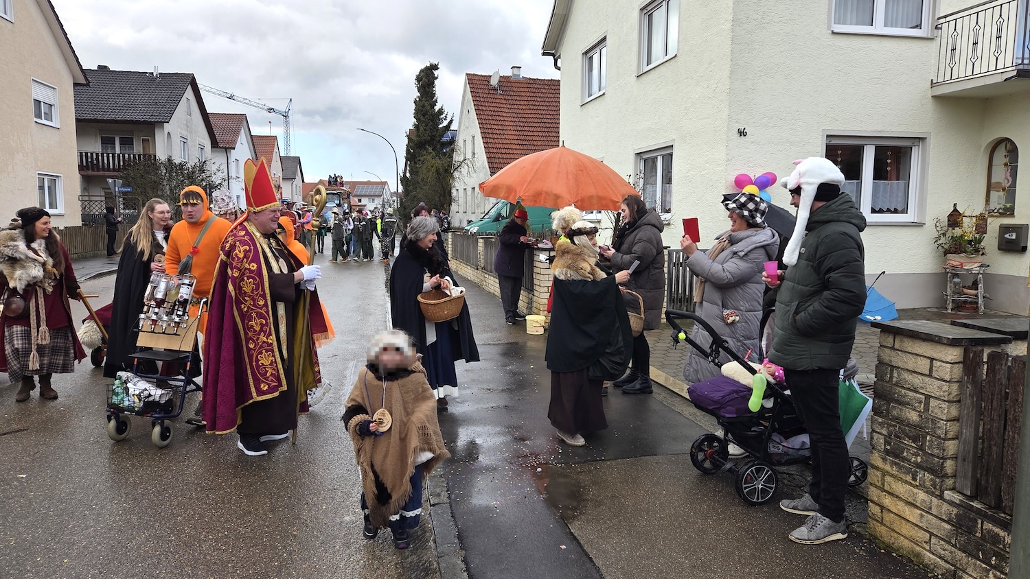 Beim Faschingsumzug in Unterglauheim wurden Süßigkeiten, Goldtalern, Nüssen und Flyer verteilt