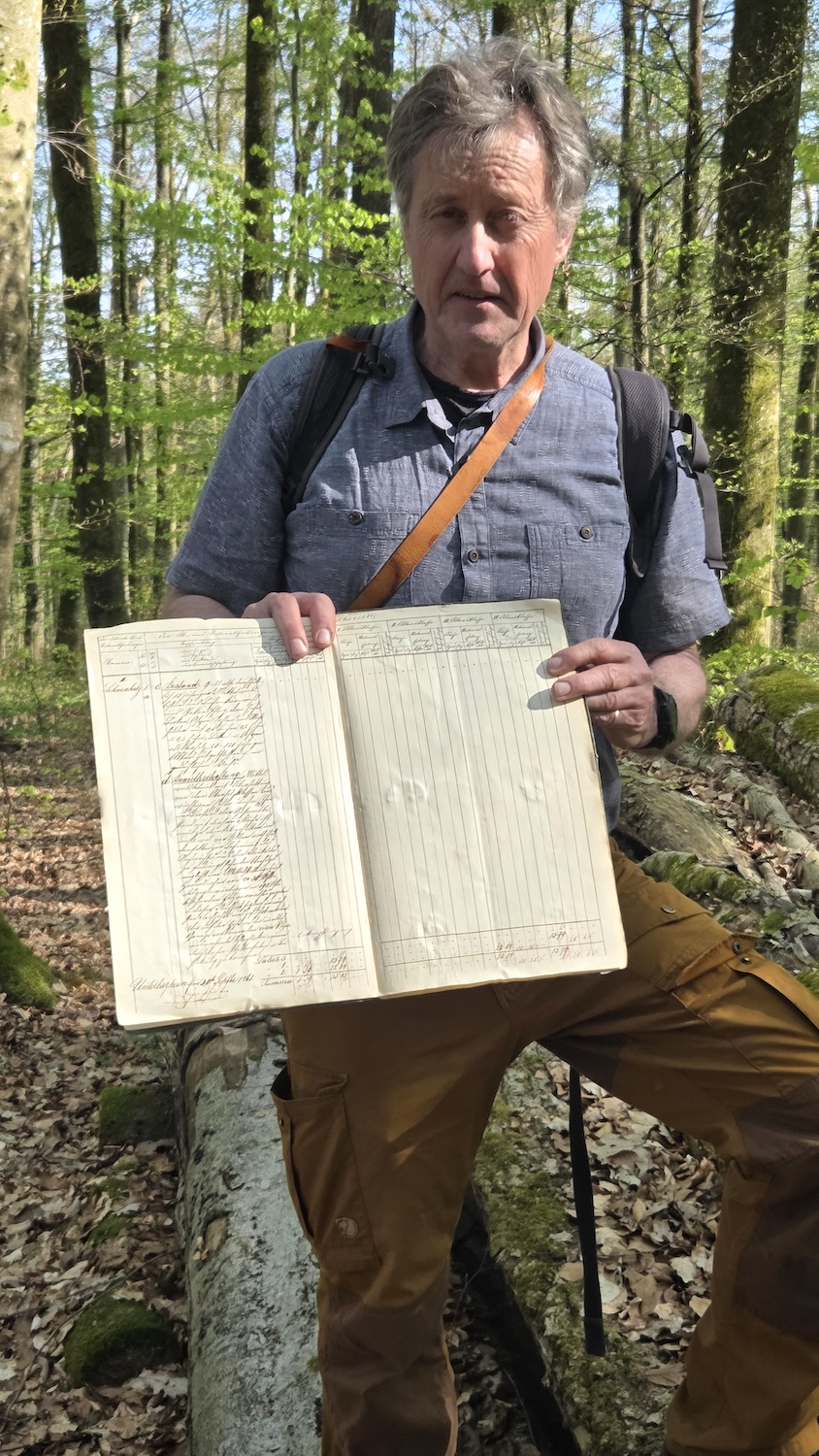 Hermann Rupp mit alten Aufzeichnungen zur Waldbewirtschaftung